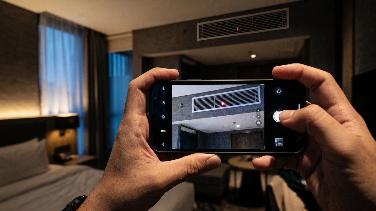 Langkah Praktis Menemukan Kamera Tersembunyi di Kamar Penginapan Bermodal Ponsel Pintar